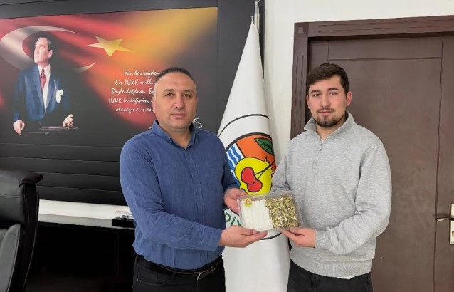 Çay Belediye Başkanı Yaşar Kemal Kantartopu, Ali Baba Şekerleme sahibi Özer Sakcı’yı makamında misafir etti.