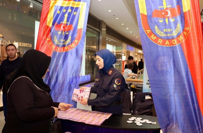 Afyonkarahisar’da 8 Mart’ta Kadınlara Anlamlı Jest: 673 Kadına Hediye Dağıtıldı - Galeri