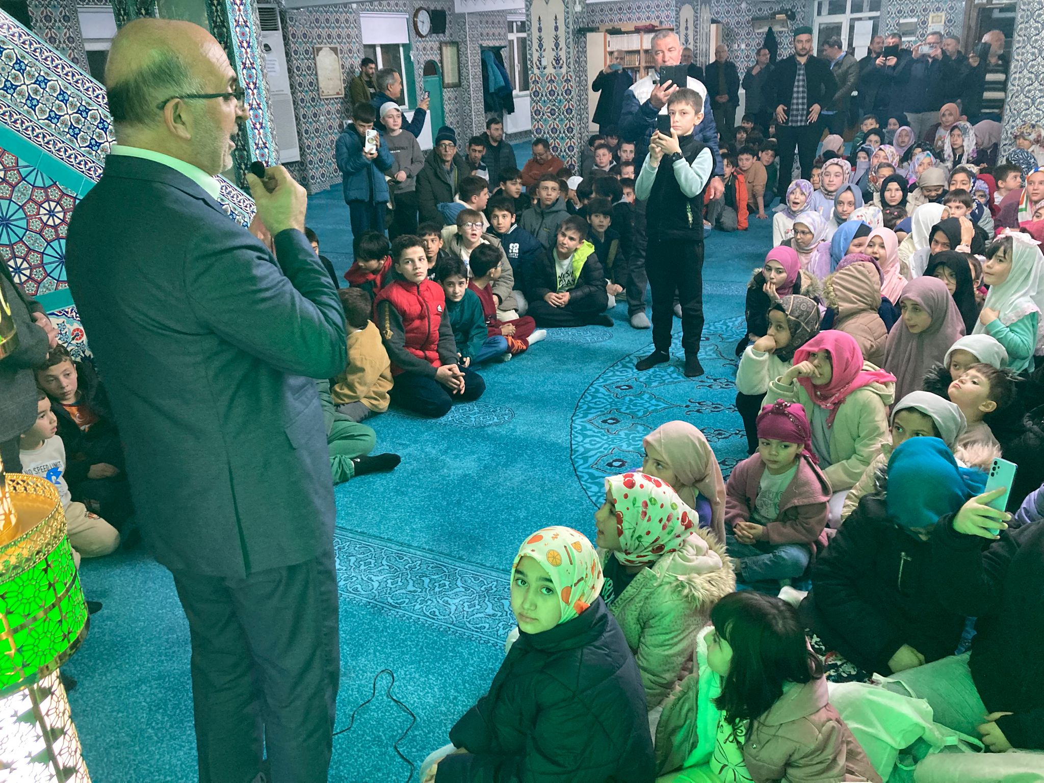 AFYONKARAHİSAR’DA RAMAZAN COŞKUSU: CAMİDE ÇOCUKLARA HEDİYE, MUHTARLIKTA ŞEHİT ANISINA ANLAMLI ZİYARET