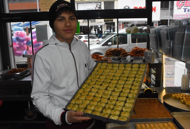 Buda şampiyon baklavacı/ Şampiyon muaythai sporcusu harçlığını baklavacı çalışarak kazanıyor