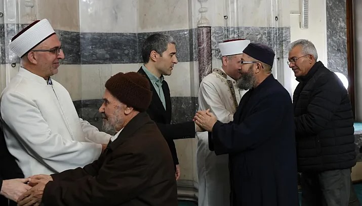 Afyonkarahisar Valisi Dr. Naci Aktaş Bayram namazı sonrası Vatandaşla Kucaklaştı. - Galeri