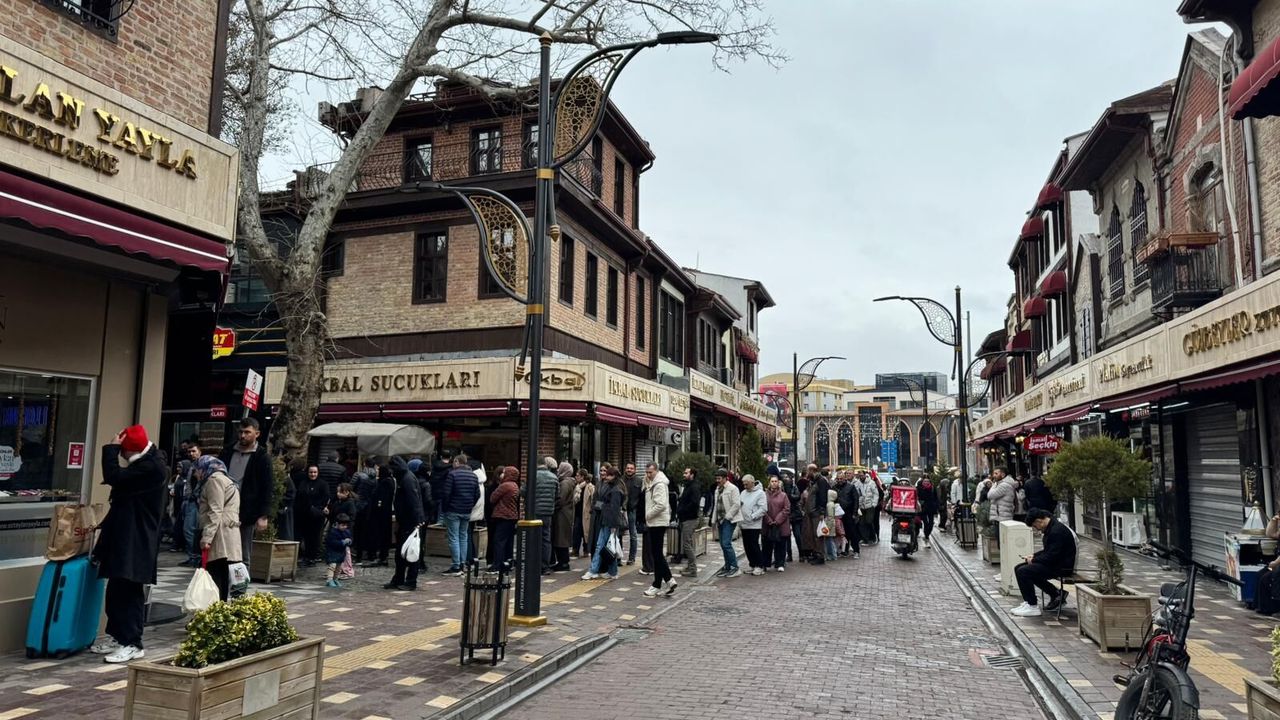 Afyonkarahisarda Uzun Çarşı kaynıyor