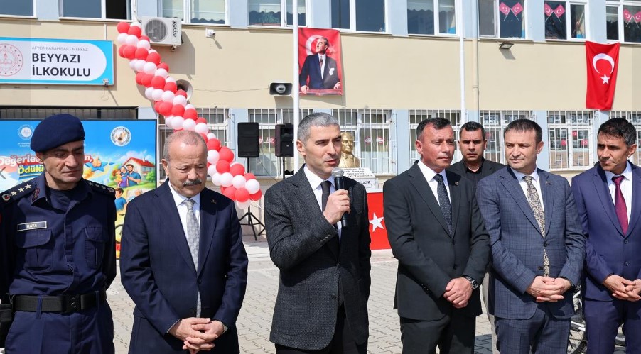 Afyonkarahisar Valisi Dr. Naci Aktaş’tan Öğrencilere Anlamlı Ödül