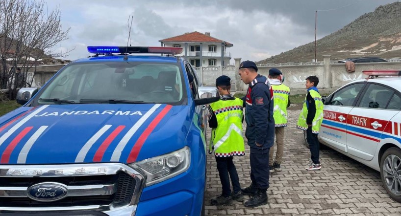 Çobanlar’da Jandarmadan Öğrenci ve Öğretmenlere Trafik Eğitimi