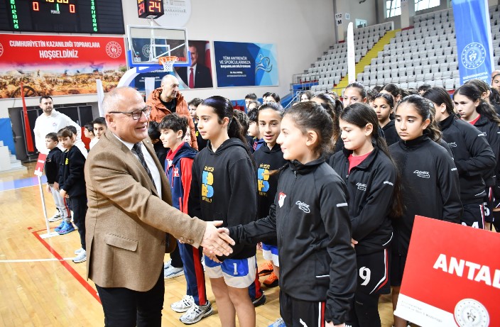 Okul Sporları Küçükler Kız-Erkek Basketbol Grup Müsabakaları, açılış seremonisinin ardından Prof. Dr. Veysel Eroğlu Spor Salonu’nda başladı.
