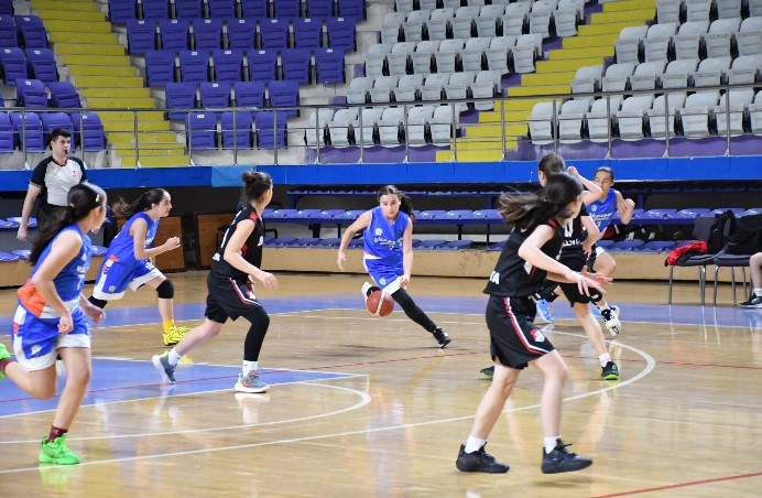 Okul Sporları Küçükler Kız-Erkek Basketbol Grup Müsabakaları, açılış seremonisinin ardından Prof. Dr. Veysel Eroğlu Spor Salonu’nda başladı. - Galeri