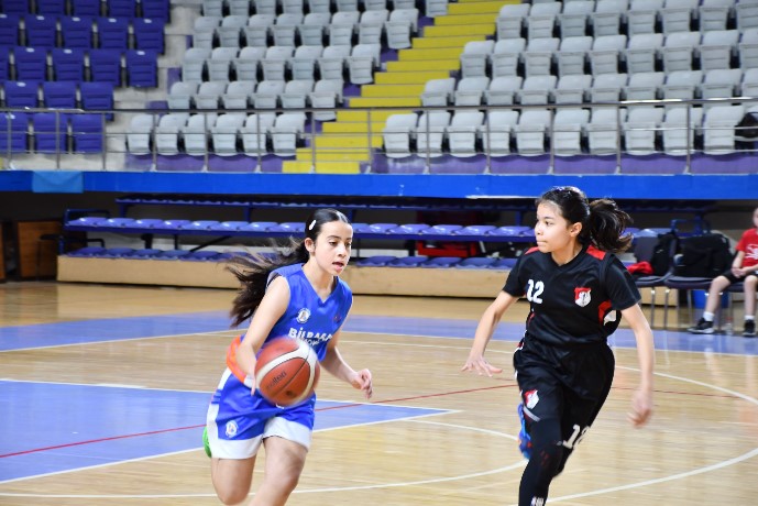 Okul Sporları Küçükler Kız-Erkek Basketbol Grup Müsabakaları, açılış seremonisinin ardından Prof. Dr. Veysel Eroğlu Spor Salonu’nda başladı. - Galeri