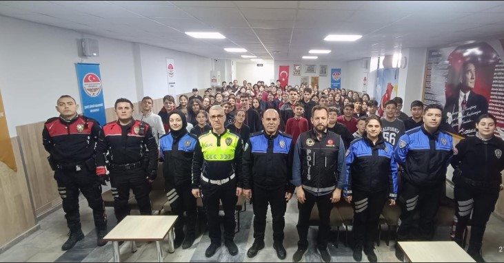 Öğrencilere Polislik, Trafik ve Güvenli İnternet Eğitimi Verildi
