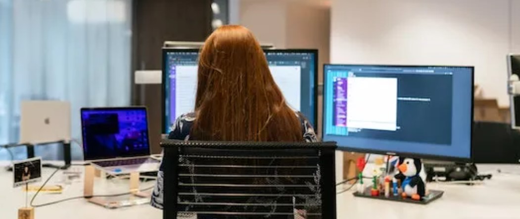 ÇALIŞANLARIN %47’Sİ OFİSTE IŞIK YETERSİZLİĞİ NEDENİYLE YORGUN HİSSEDİYOR