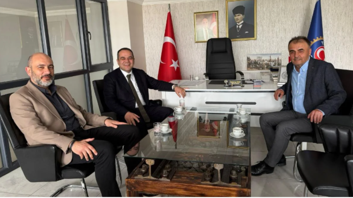 Artuk Şirketler Grubu Yönetim Kurulu Başkanı Önder Artuk ve iş insanı Osman Karabacak, Türk-İş Afyonkarahisar Şube Başkanı Muharrem Uslu’yu ziyaret etti.