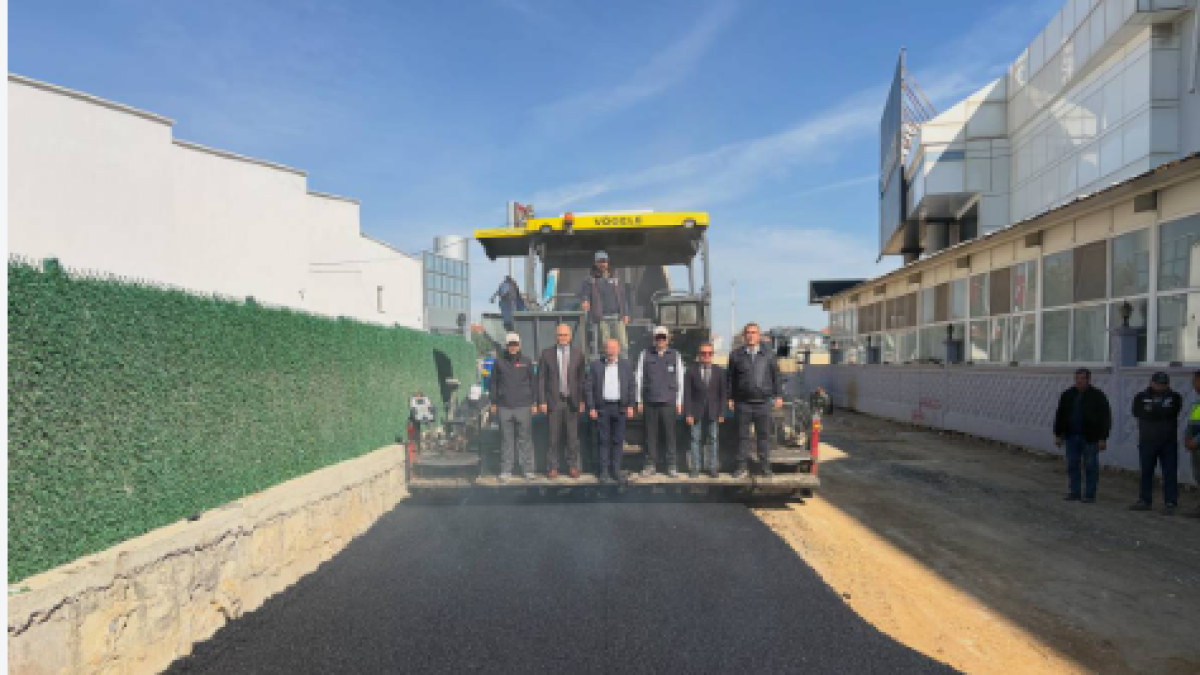Erkmen’e Modern Dokunuş: Protokol Asfalt Çalışmalarını Sahada Denetledi