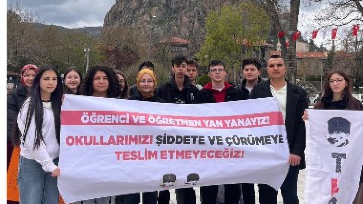 Öğrenci ve Öğretmen Yan Yanayız,