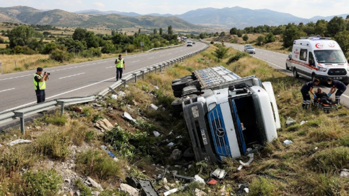Dinar'da Tır Kazası: Kontrolden Çıkan Araç Şarampole Devrildi