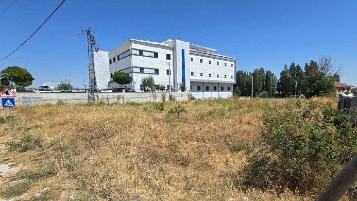 Sinanpaşa’da Dikkat Çeken İhale! Hastanenin Dibindeki Arsa 7,8 Milyon TL’den Satışta
