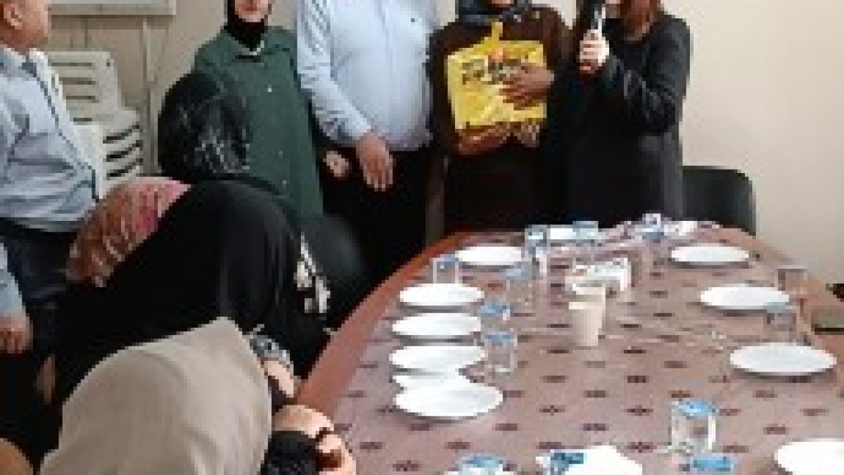 Annelik, karşılık beklemeden verilen sevginin, sonsuz şefkatin ve bitmeyen fedakarlığın adıdır