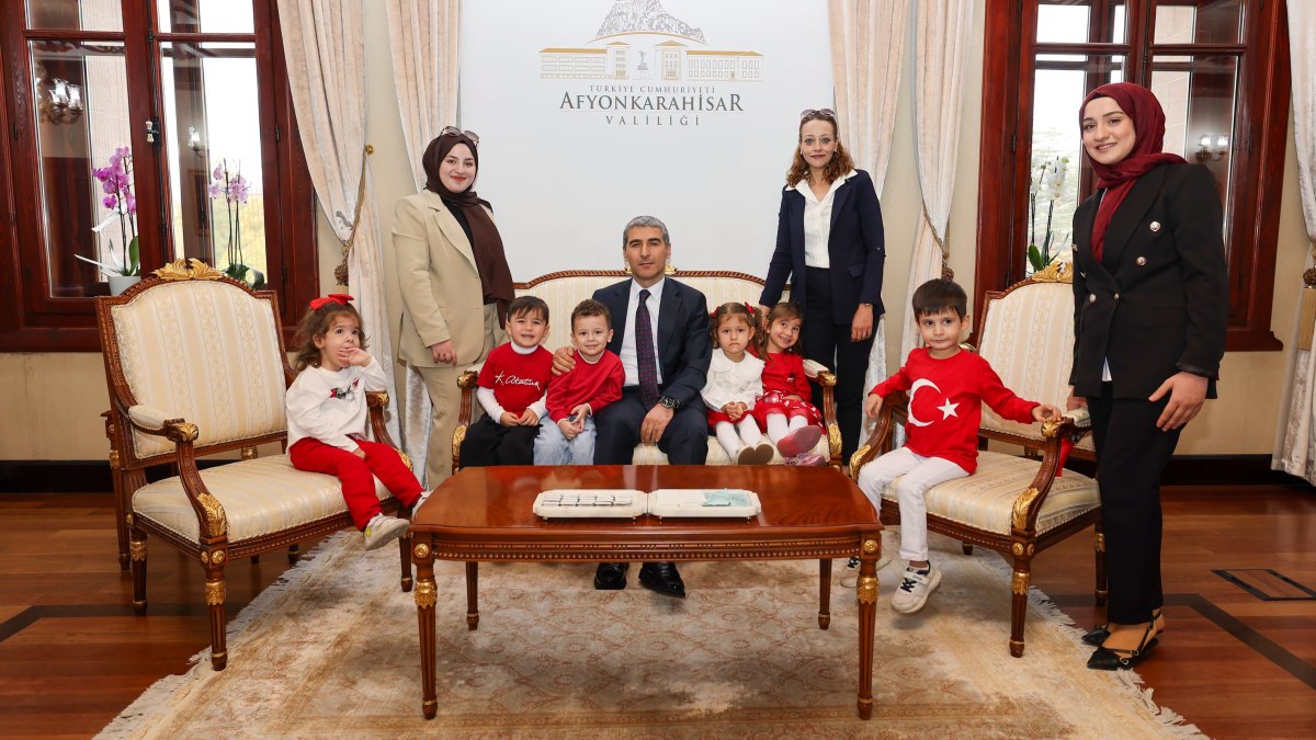 Vali Dr. Naci Aktaş’a Minik Misafirlerinden Anlamlı Ziyaret: Cumhuriyet Coşkusunu Paylaştılar