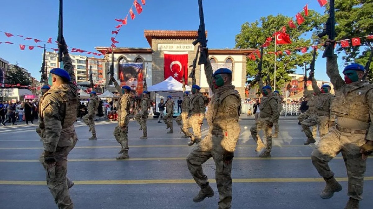 Afyonkarahisar'da 104 Yıllık Gurur! Zafer Meydanı'nda Tarihi Coşku