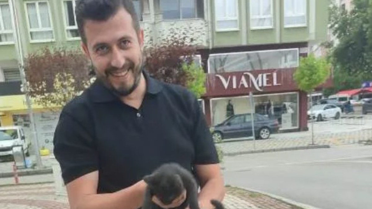 Motor Kaputundaki Minik Kedi Kurtarıldı.