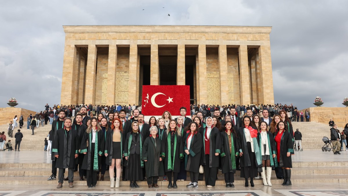AFYONKARAHİSAR BAROSU TARİHİNDE BİR İLK: RESMÎ ÇELENK SUNMA TÖRENİ