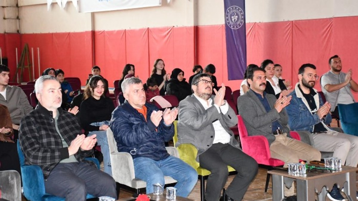 Afyonkarahisar’da Gençlik Merkezlerinden Anlamlı Programlar: Şiir, İlahi ve Anma Etkinlikleri