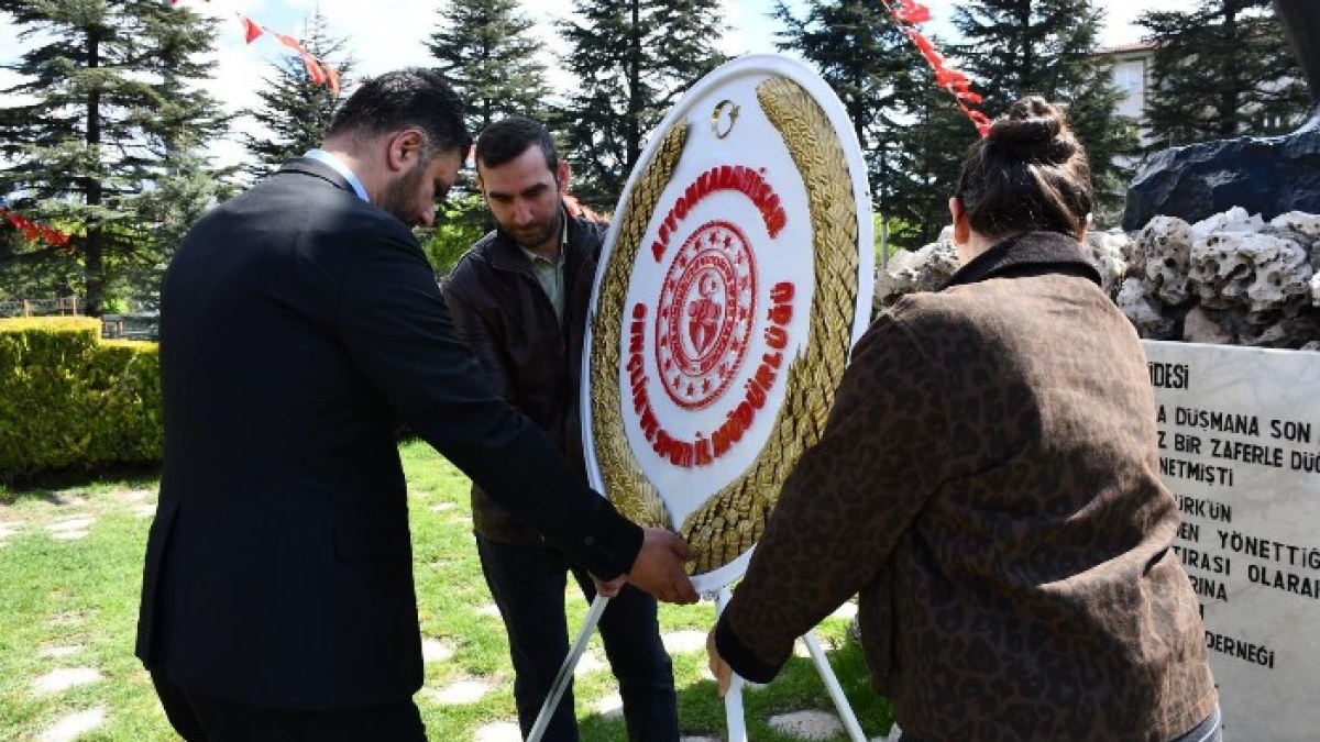 Afyonkarahisar’da düzenlenen programlar, Kocatepe Anıtı’nda gerçekleştirilen çelenk sunma töreniyle başladı.