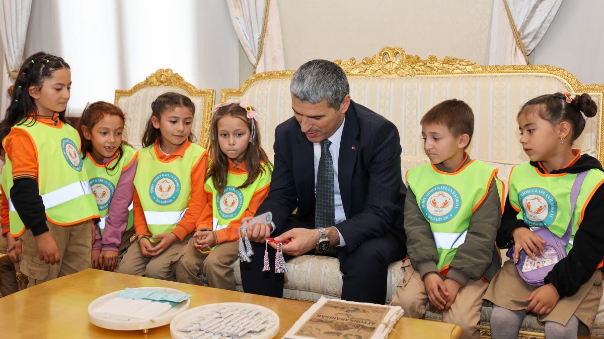 Minik Ellerden Büyük Adım: İscehisarlı Öğrencilerin Hazırladığı Özel Çalışma Valilikte Takdim Edildi