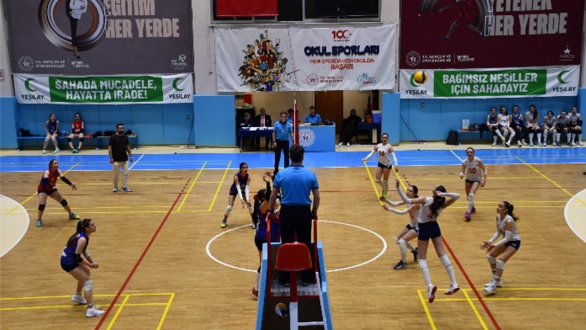 Küçük Kızlar Voleybol Kulüp Müsabakaları Tınaztepe Spor Salonunda Başladı