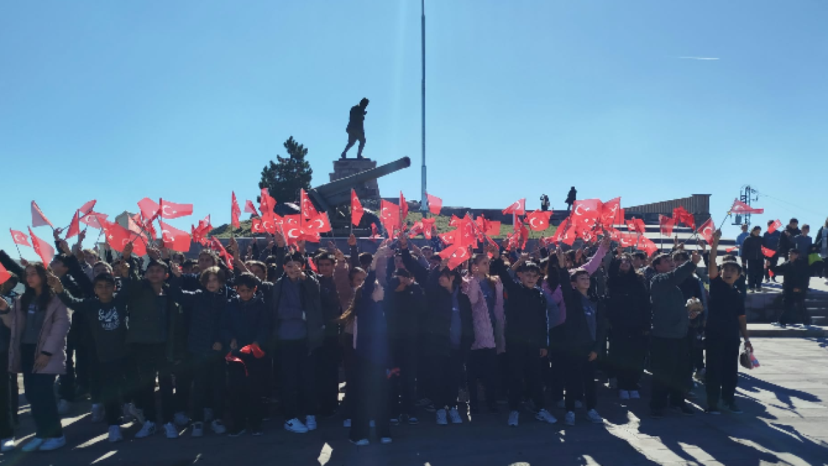 180 ÖĞRENCİ KOCATEPE’DE MİLLÎ MÜCADELE RUHUNU YAŞADI