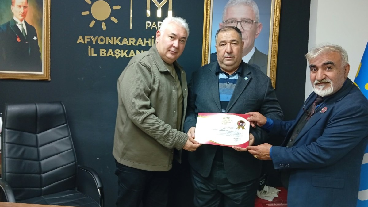 Baskan Muhammet Mısırlıoğlu'na Onur Beratnamesi takdim edildi.