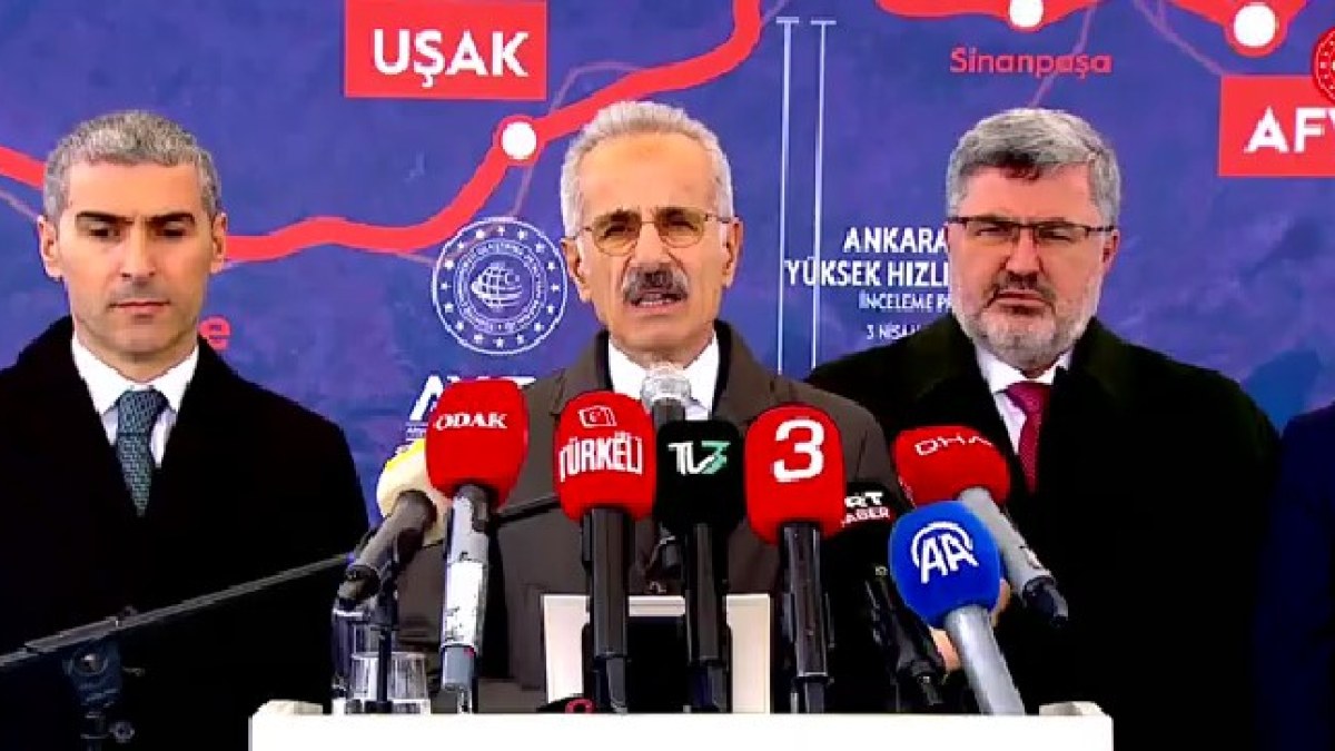  Bakan Uraloğlu, Afyonkarahisar’da devam eden Ankara-Polatlı-Afyonkarahisar Yüksek Hızlı Tren hattındaki çalışmaları yerinde inceledi