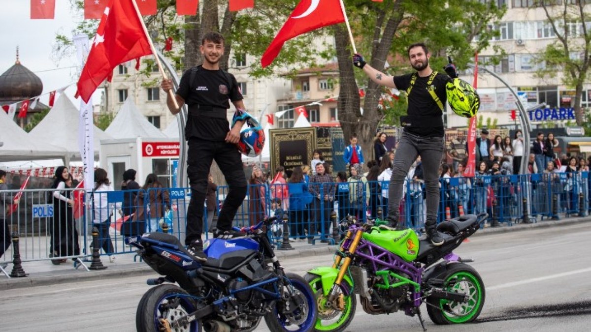 AFYONKARAHİSAR’DA 19 MAYIS COŞKUSU NEFES KESEN AKROBASİ GÖSTERİSİ BÜYÜK İLGİ GÖRDÜ