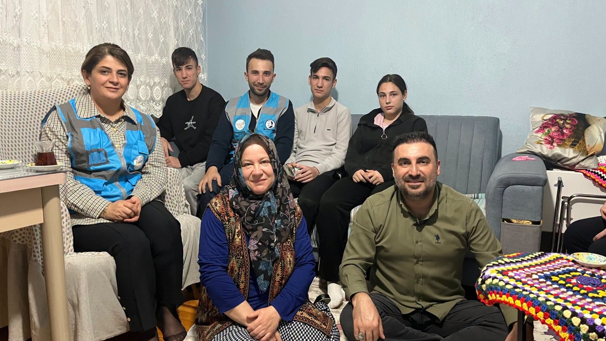 İl Başkanı Dr. Özgür Kavak Saha Çalışmasında: Gençlerin Mutluluğuna Ortak Oldular
