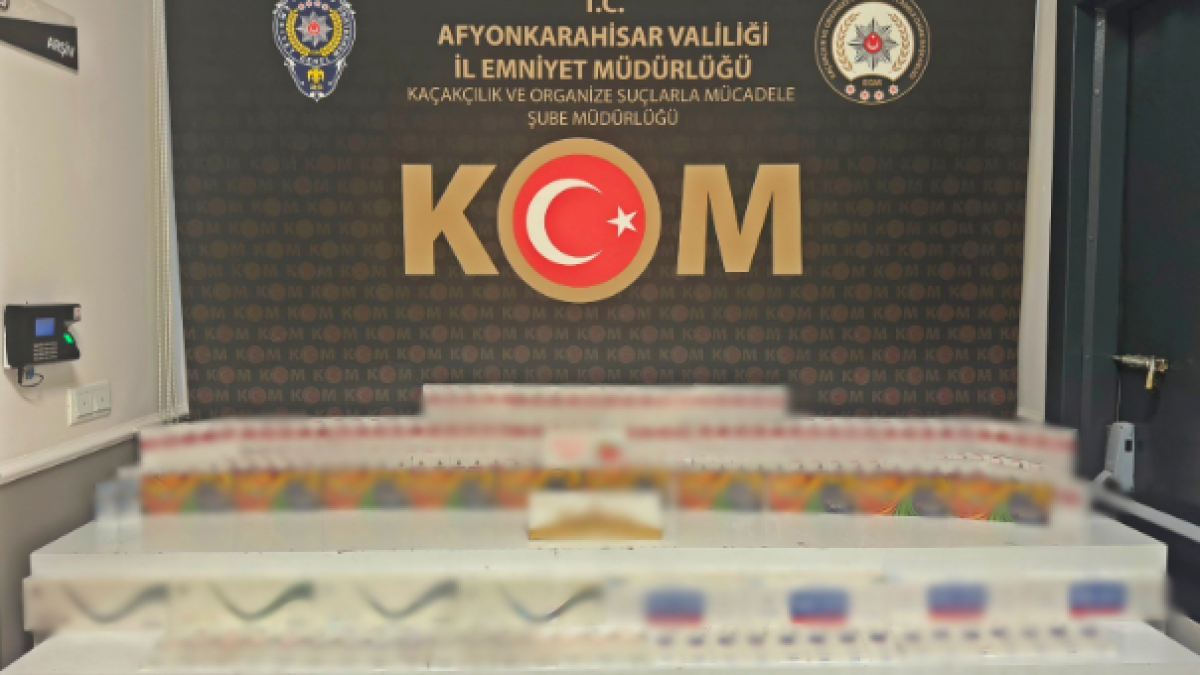 ŞÜPHE ÜZERİNE DURDURULDU! ARAÇTAN 700 PAKET KAÇAK SİGARA ÇIKTI