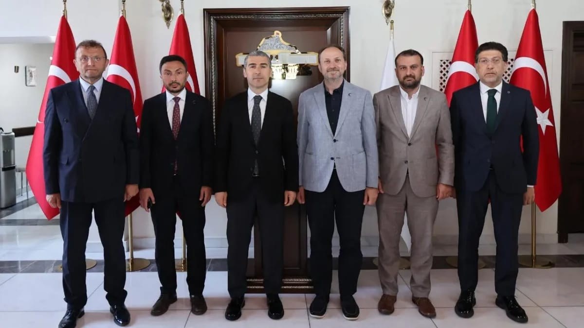 Yeşilay Genel Başkanı Mehmet Dinç’ten Afyonkarahisar Valisi Aktaş’a Ziyaret Yeşilay Sağlıklı Yaşam Ligi Ödül Töreni kapsamında Afyonkarahisar’da bulunan Yeşilay Genel Başkanı Doç. Dr. Mehmet Dinç ve Yeşilay heyeti, Vali Dr. Naci Aktaş’ı makamında ziyaret etti.