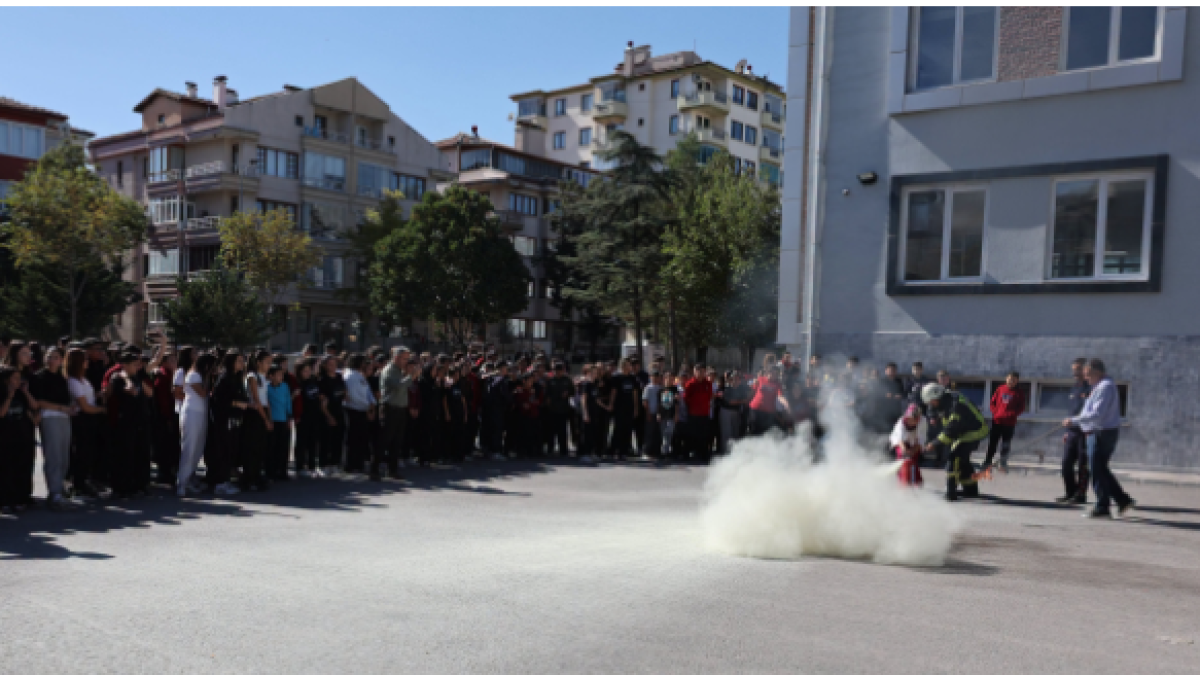 Afyonkarahisar'da İlköğretim Okullarında Deprem ve Yangın Tatbikatı Yapıldı