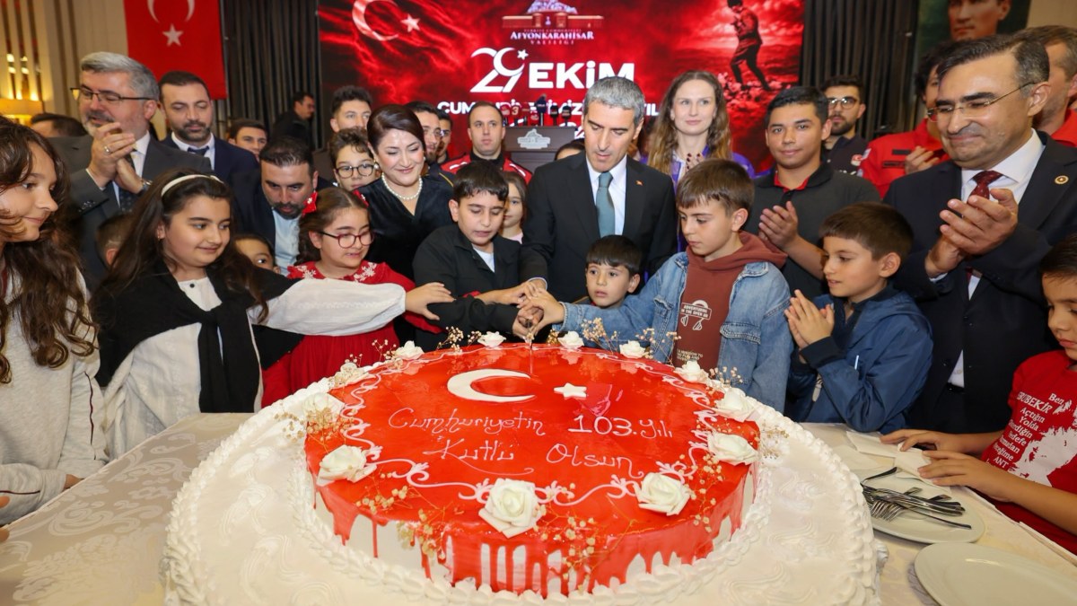 Afyonkarahisar’da Cumhuriyet Bayramı Coşkusu: Kabul Töreniyle Kutlamalar Tamamlandı