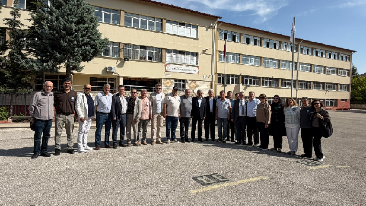 40 Yıl Sonra Aynı Okul Bahçesinde Buluştular