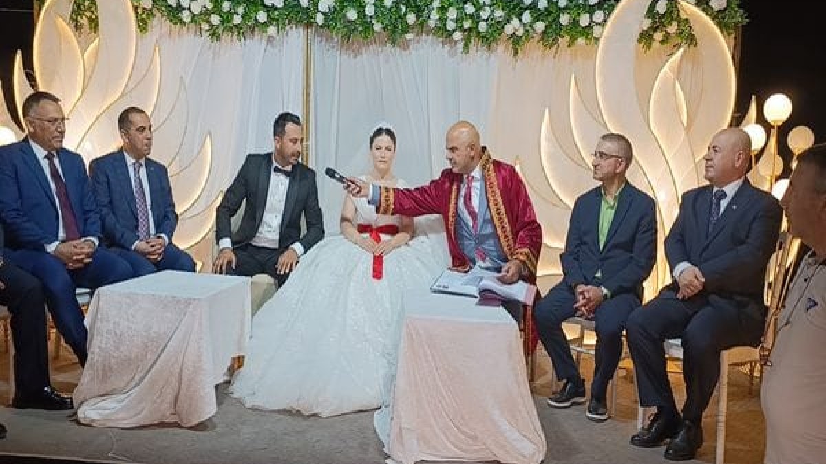Tuzluca Belediye Başkanı yeğeninin düğününde nikâh kıydı.