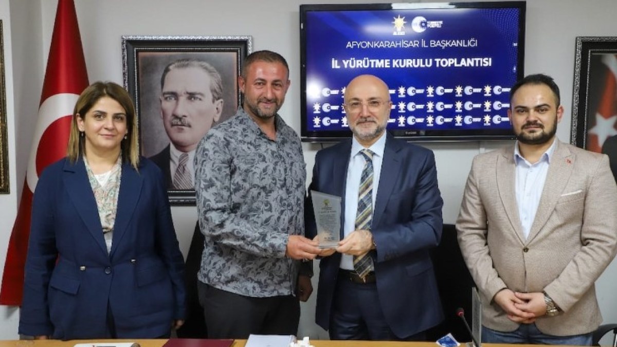 BAŞKAN ŞAHİN ÖZVERİLİ ÇALIŞAN YÖNETİM KURULU ÜYELERİNE TEŞEKKÜR PLAKETİ TAKDİM ETTİ