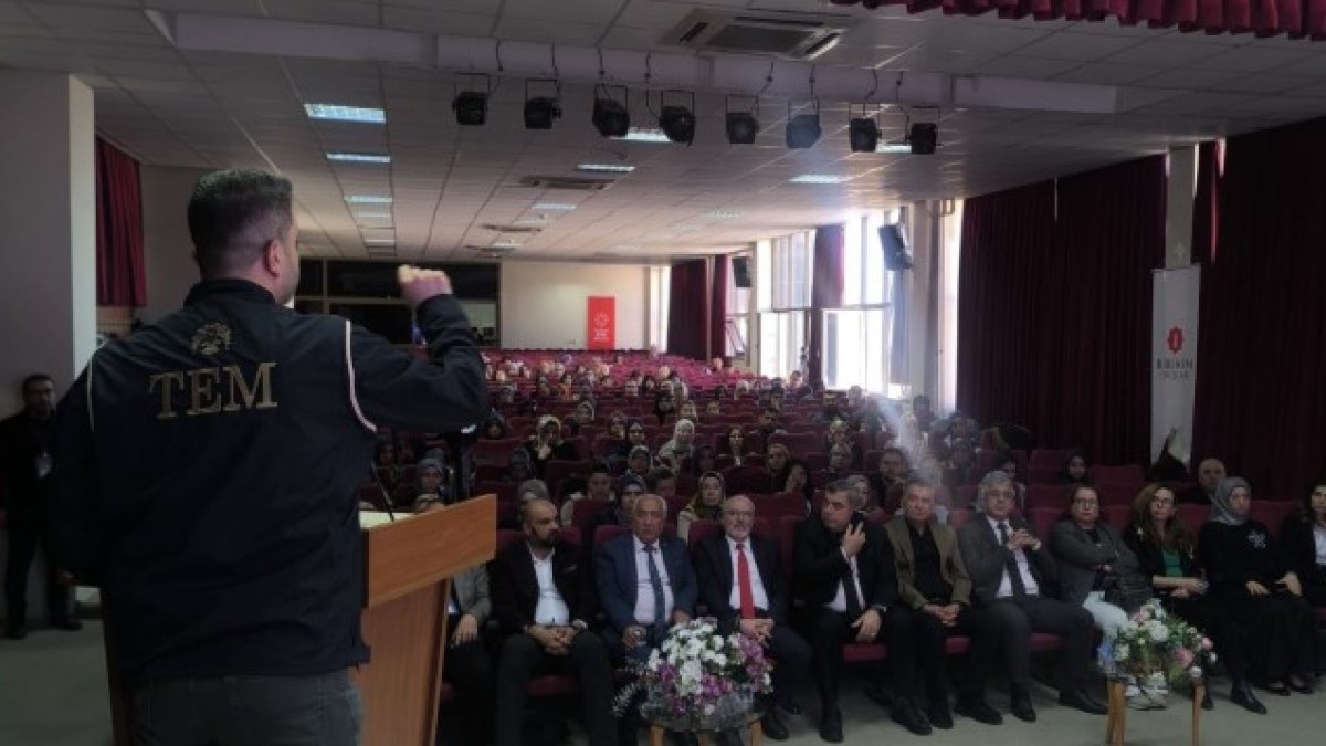 Afyonkarahisar’da “Gençlik Sizin Eseriniz” Projesi Kapsamında Rehber Öğretmenlere Terörle Mücadele Eğitimi