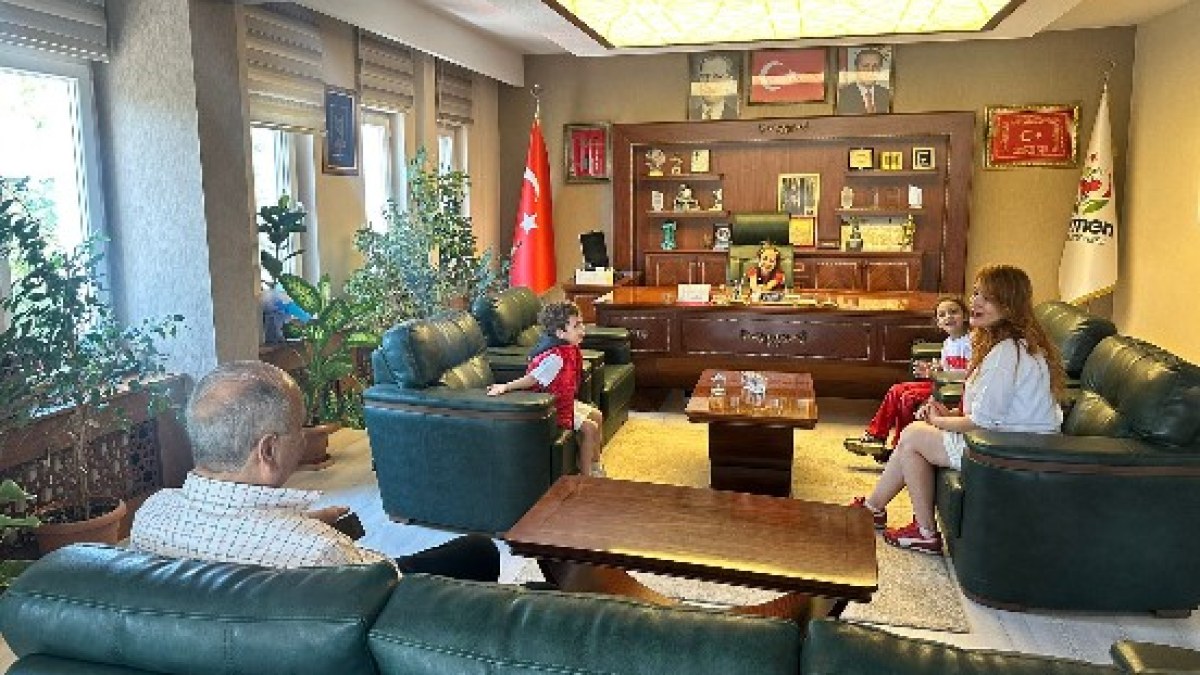 Çocuklardan Belediye Başkanı Yücel Şahin'e Anlamlı Ziyaret: Ertelenen 23 Nisan Coşkusu 9 Haziran'da Yaşandı