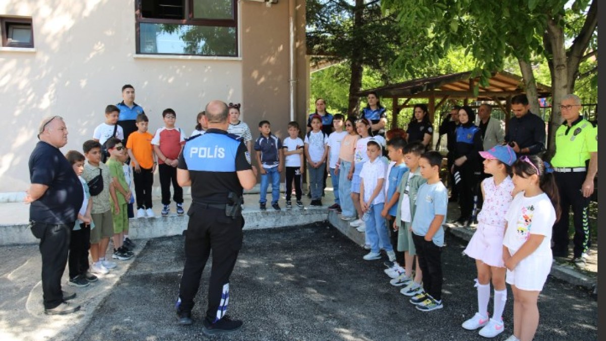 Afyonkarahisar’da İlkokul Öğrencilerine Emniyetten Güvenlik ve Bilinçlendirme Eğitimi