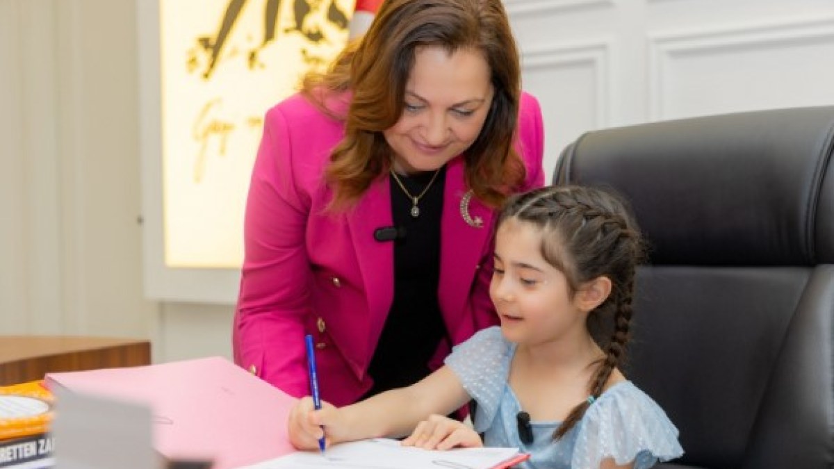 BAŞKAN KÖKSAL MAKAMINI MİNİK KIZ ÖGRENCİYE DEVRETTİ.