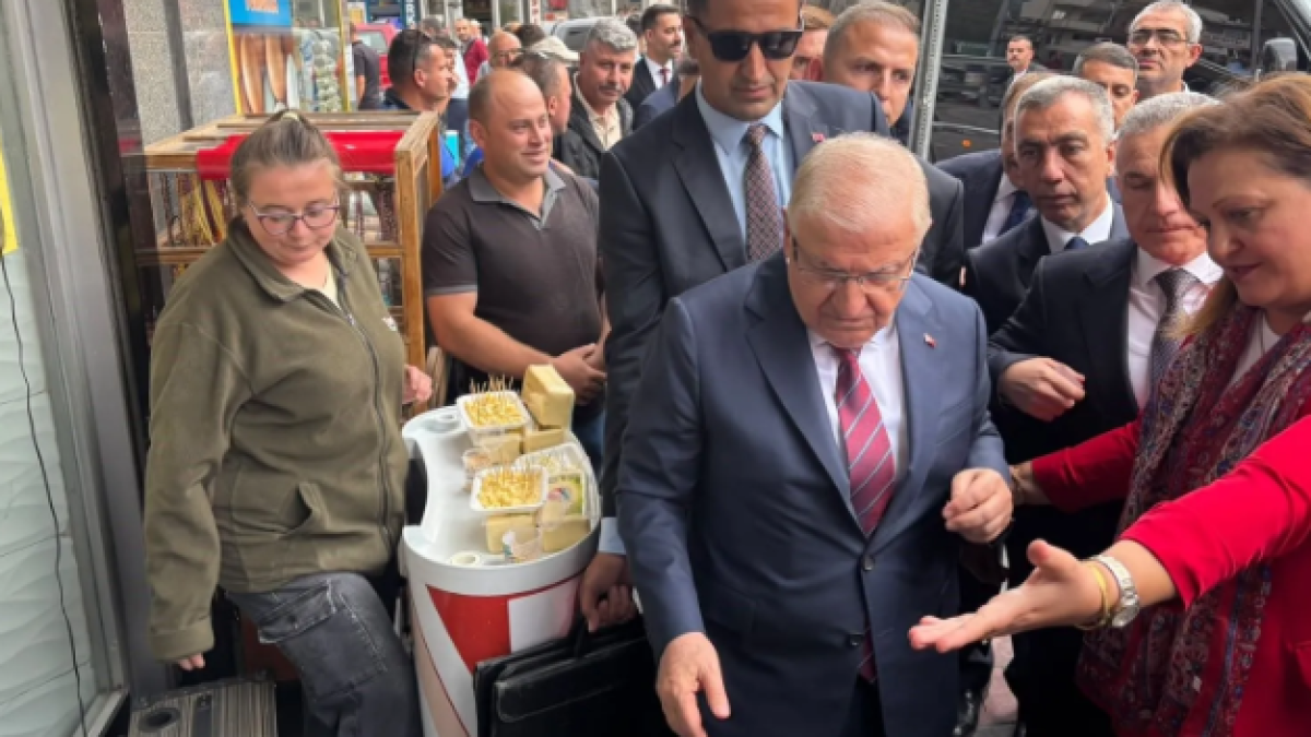 Milli Savunma Bakanı Güler’in Afyonkarahisar Programında Esnaf Buluştu.