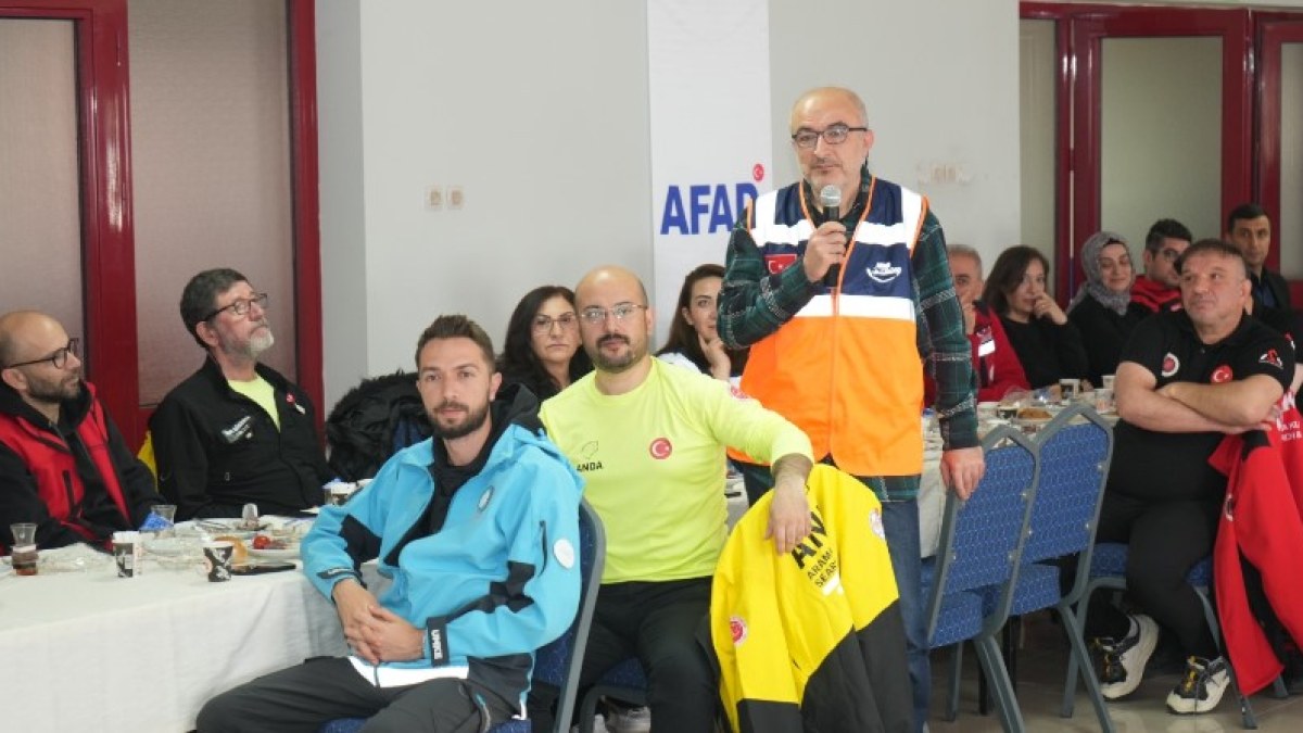 AFAD Başkan Yardımcısı Hamza TAŞDELEN Afyonkarahisar’da Arama kurtarma ve İnsani Yardım Dernekleriyle Buluştu