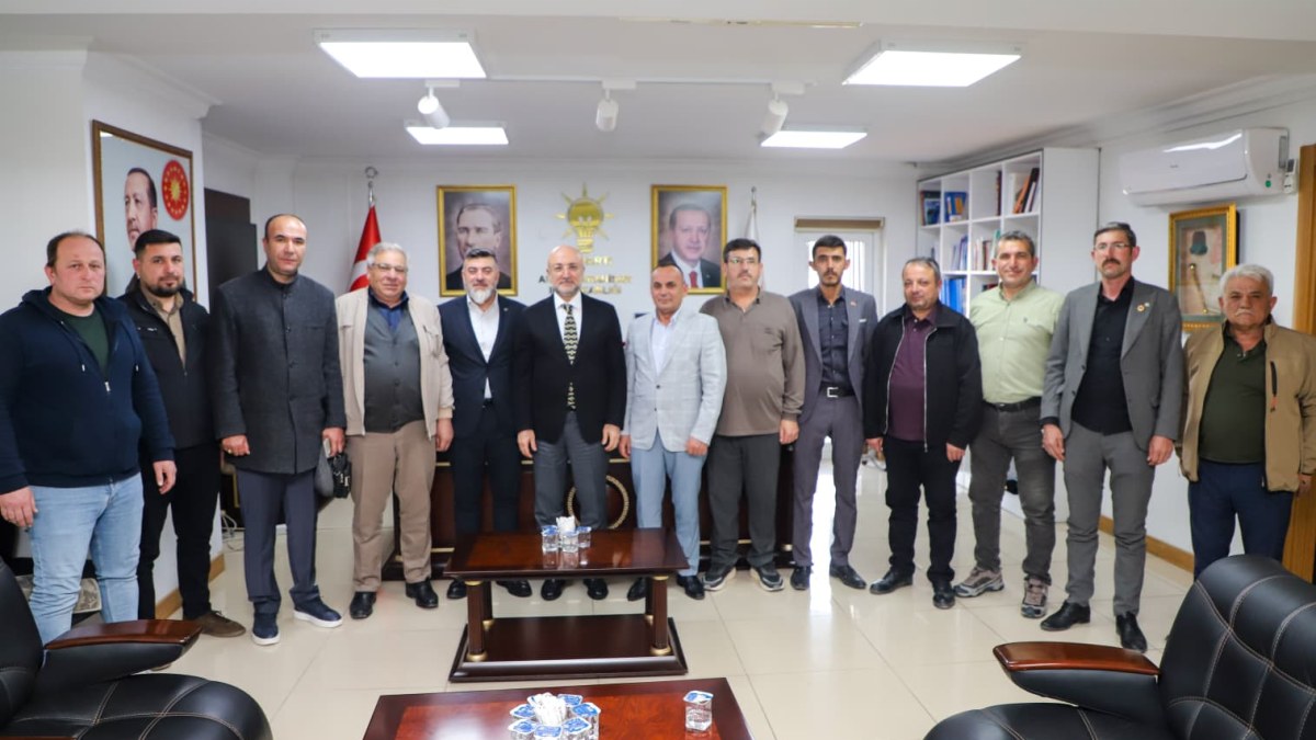 Başkanı Suat Uygur ve 11 mahalle muhtarı, AK Parti İl Başkanı Av. Turgay Şahin’i ziyaret etti.