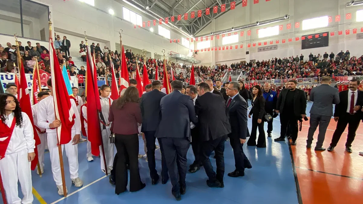 Afyonkarahisar 29 Ekim Töreninde Öğrenci Fenalaştı: İlk Müdahale Protokolden Geldi