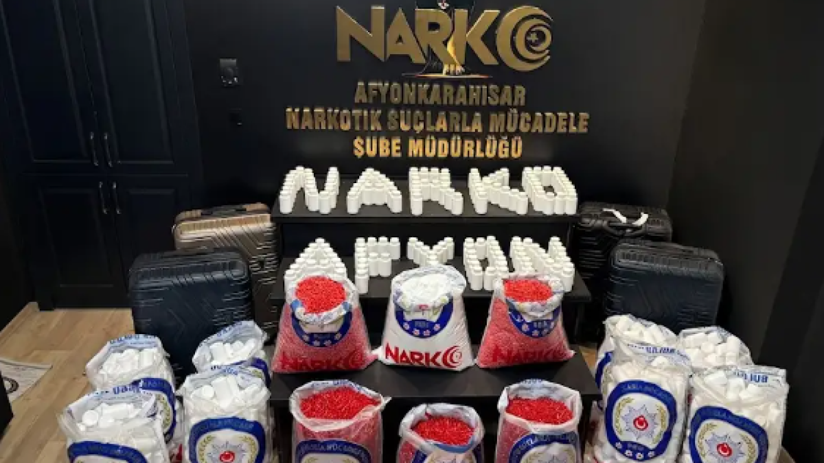 Otomobilden Çıkanlar Şaşkına Çevirdi: 76 Bin Sentetik Ecza Ele Geçirildi