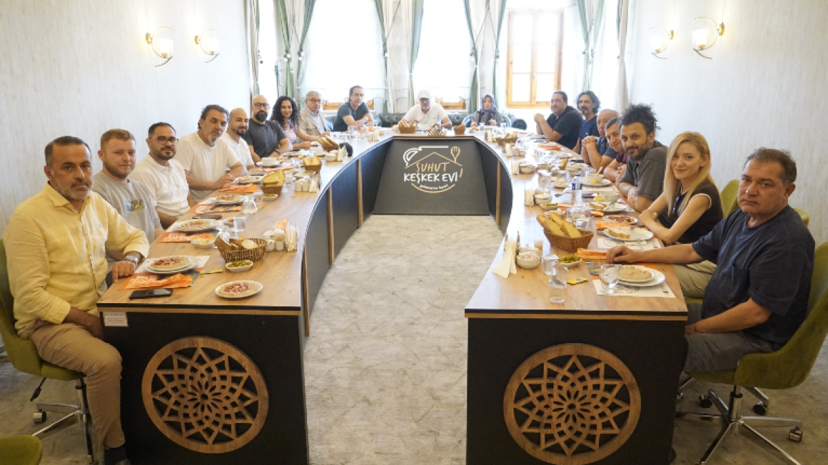 Ünlü Sanatçı Kıraç Şuhut'u Ziyaret Etti