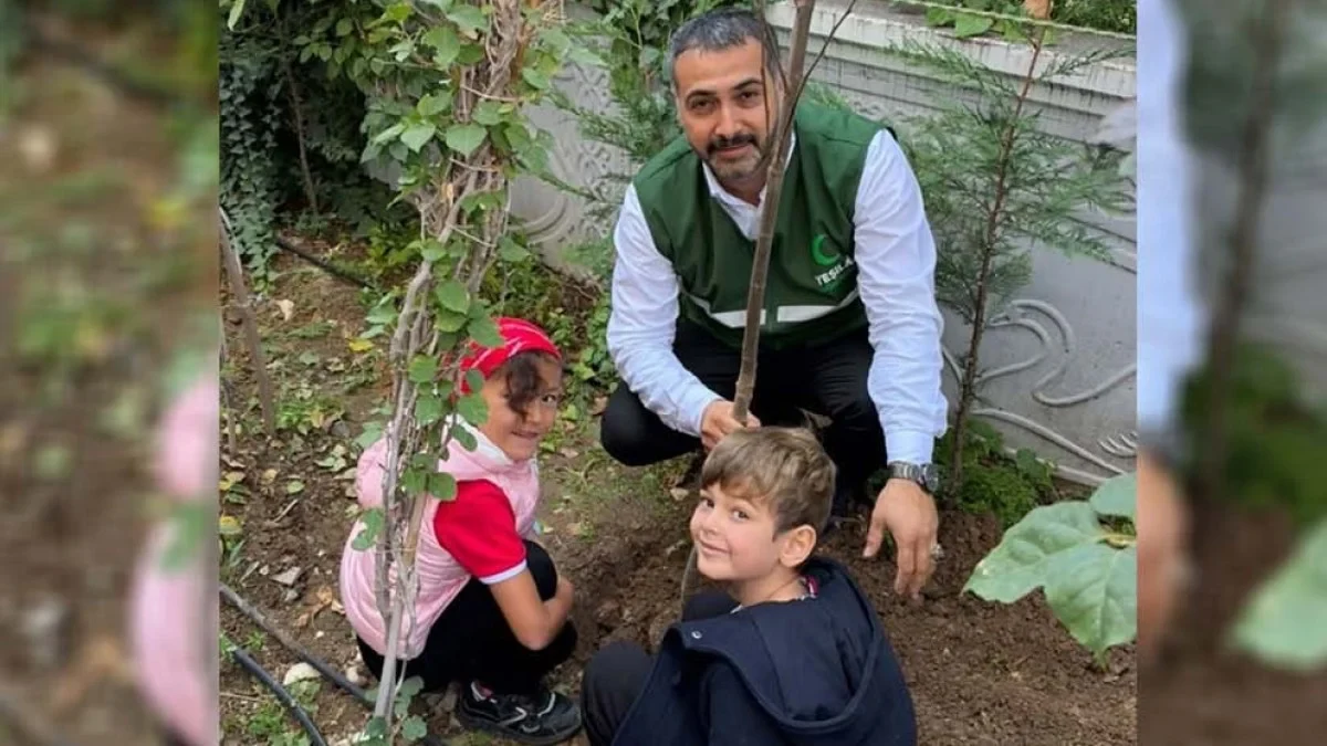 AFSÜ Genç Yeşilay Ekibi İlkokul Öğrencileriyle Buluştu: Hem Eğittiler Hem Fidan Diktiler